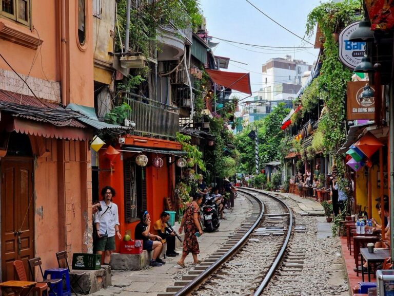 hanoi-trains-street